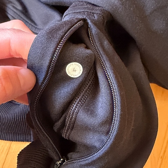 Lululemon crewneck with front pockets - Picture 3 of 6